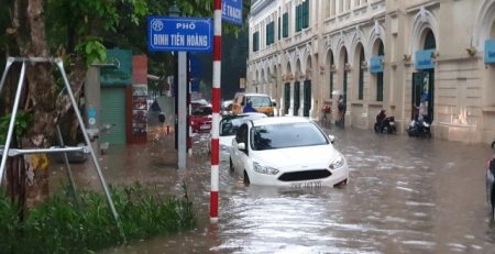 Hướng dẫn lái xe ô tô qua đường ngập, xử lý xe bị ngập nước chết máy